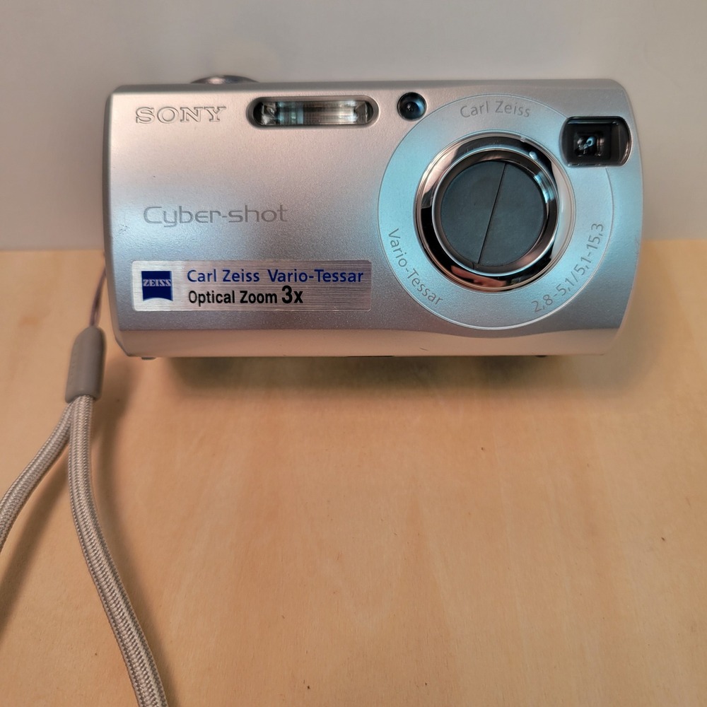 Vintage Sony Cyber-shot DSC-S40 Silver Digital Camera